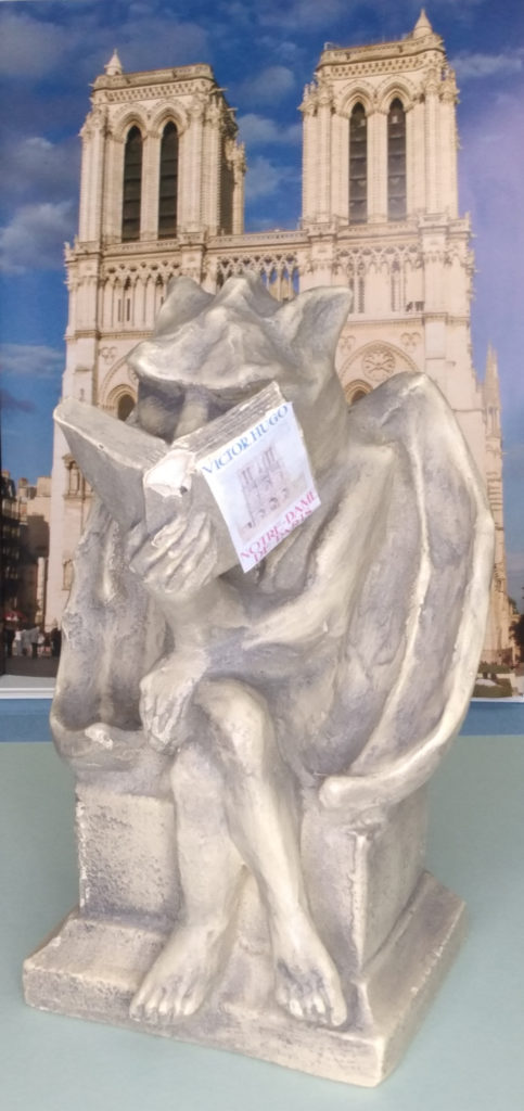 Gargouille lisant Notre-Dame de Paris de Victor Hugo.